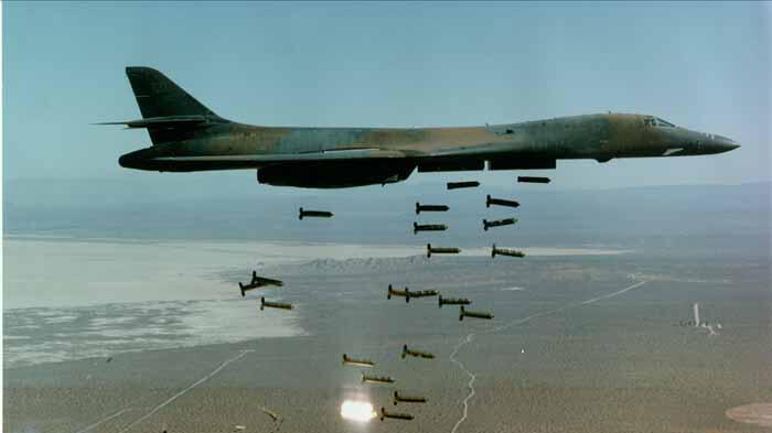 B-1-Bomber wirft Cluster-Bomben ab
