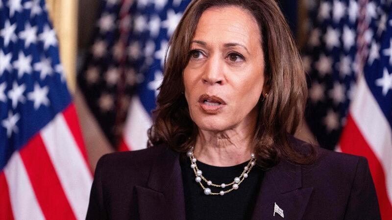 Kamala Harris hält eine Rede.