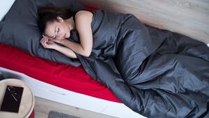 Frau schläft in einem Bett