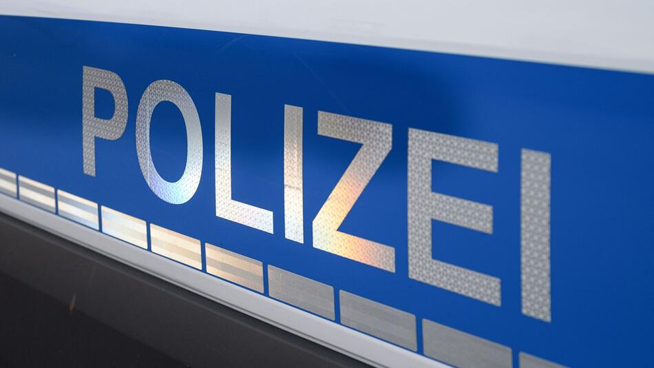 Der Polizei-Schriftzug auf einem Einsatzwagen - Archivbild