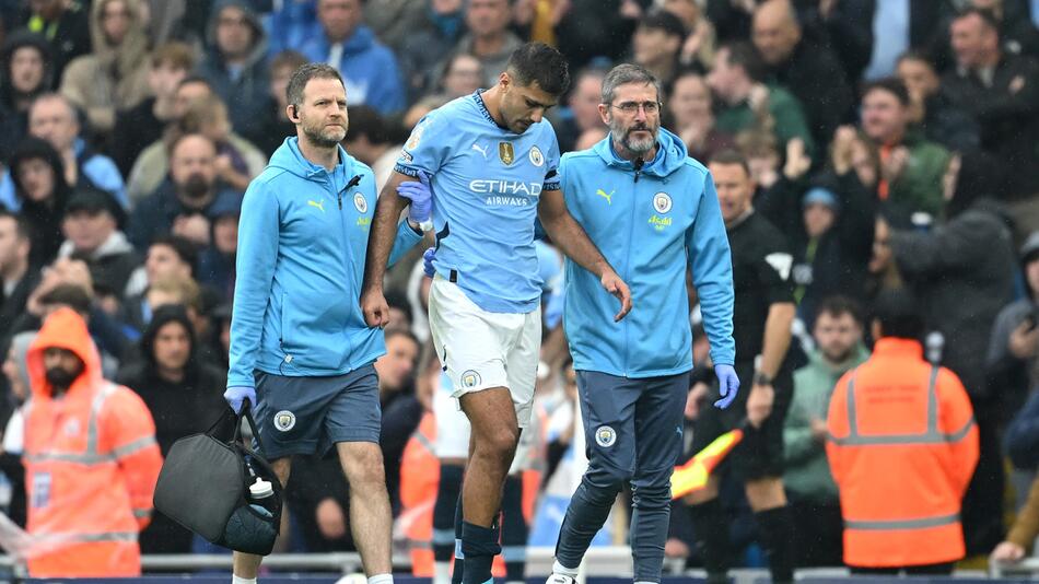 Manchester Citys Rodri wird verletzt vom Spielfeld geführt