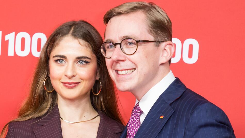 Philipp Amthor Posiert Mit Freundin Carlotta Auf Dem Roten Teppich Philipp Amthor Posiert Mit Freundin Carlotta Auf Dem Roten Teppich
