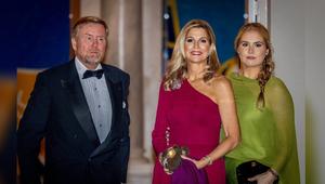 Königin Máxima und Prinzessin Amalia strahlen beim Galadinner neben König Willem-Alexander.