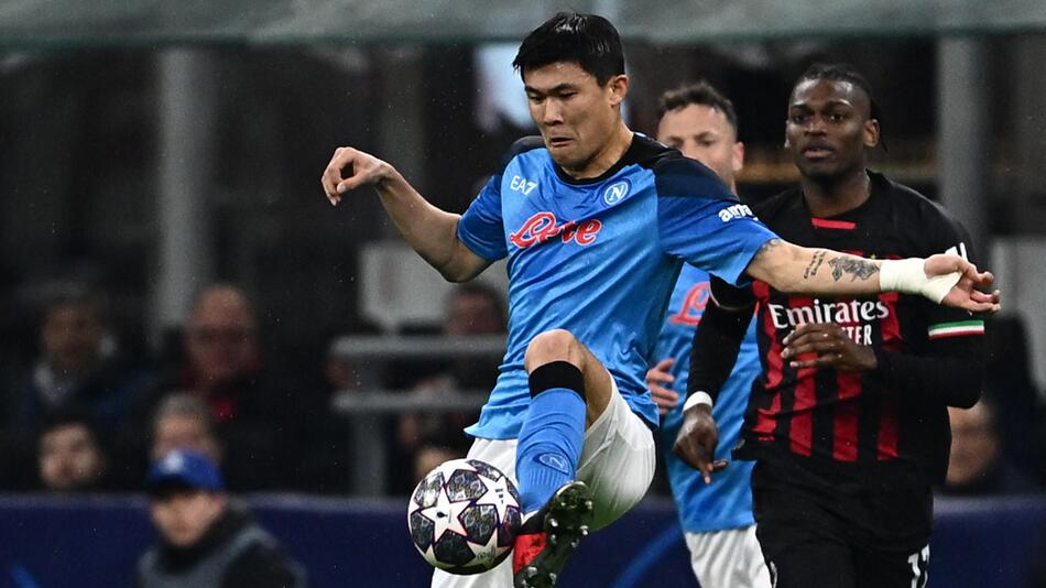 Neapels Min-jae Kim verteidigt den Ball in der Champions League gegen die AC Mailand