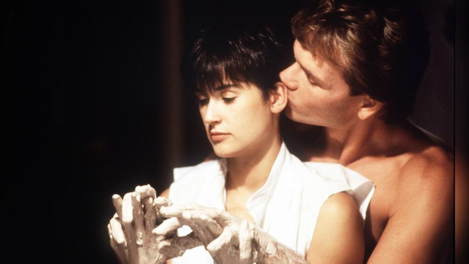 Demi Moore und ihr Filmpartner Patrick Swayze in der ikonischen Töpferscheiben-Szene von "Ghost ...