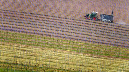 Mann kippt mit Trecker um und wird lebensgefährlich verletzt