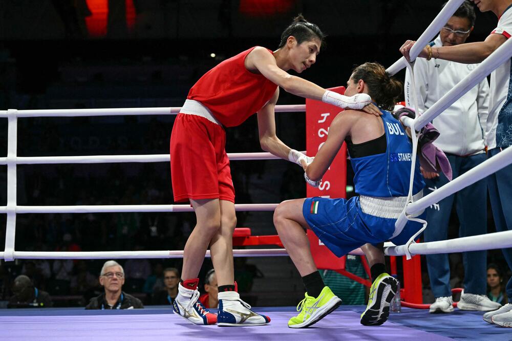 Lin Yuting tröstet ihre unterlegene Gegnerin Swetlana Kamenowa