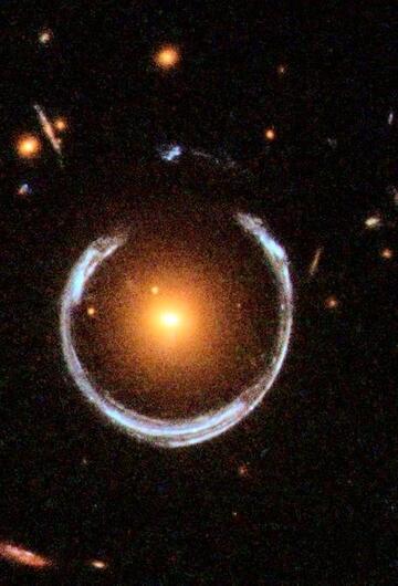 Schwarzes Loch der Hufeisen-Galaxie LRG 3-757