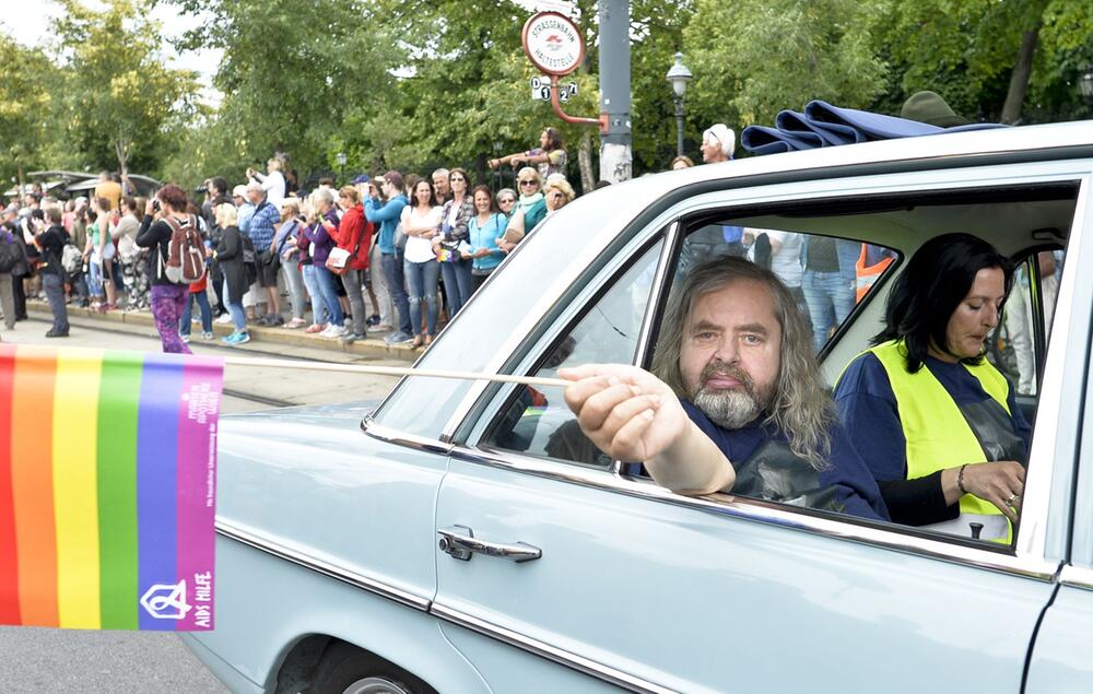 Hermes Phettberg bei der Regenbogenparade in Wien