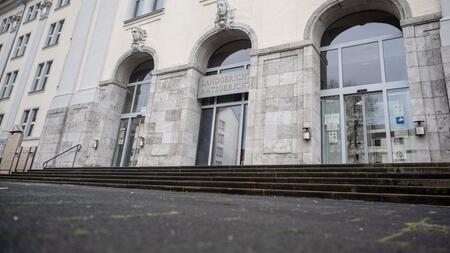 Vermieterin erstochen - Angeklagter schweigt zu Mordvorwurf