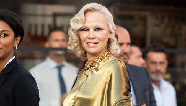 Pamela Anderson überraschte in Mailand mit ihrem Make-up.