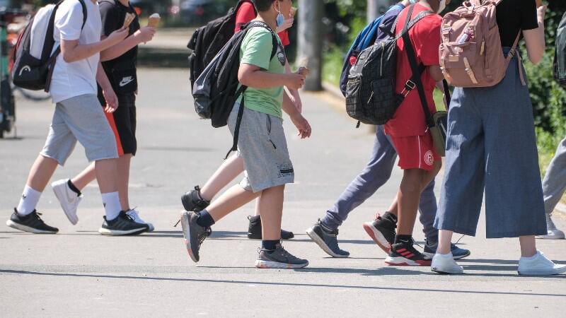 Eine Gruppe von Schülern läuft über die Straße.