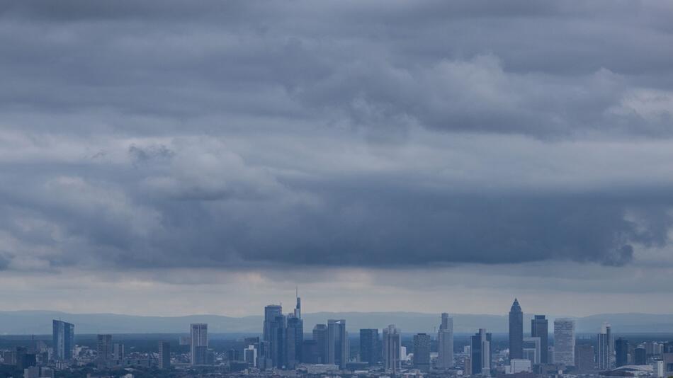 Dunkle Wolken über Bankenskyline von Frankfurt/Main