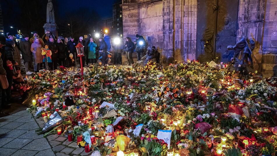 Die Trauer ist riesig: Ein Blumenmeer vor der St.-Johannis-Kirche in Magdeburg