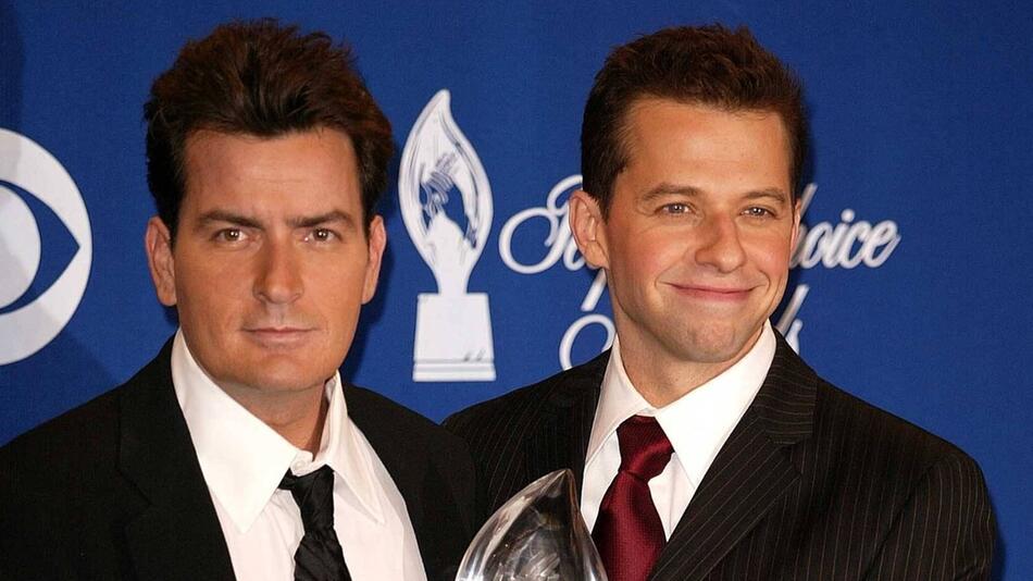 Charlie Sheen (li.) und Jon Cryer standen bis 2011 für "Two And A Half Men" gemeinsam vor der ...