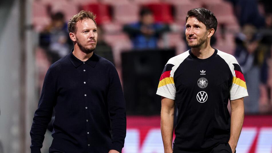 Nationaltrainer Julian Nagelsmann und sein Assistenztrainer Benjamin Glück