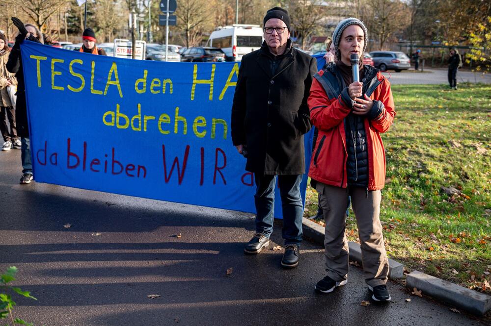 Bündnis "Tesla den Hahn abdrehen" Waldspaziergang