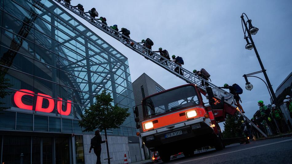 Greenpeace Aktion auf CDU-Zentrale in Berlin