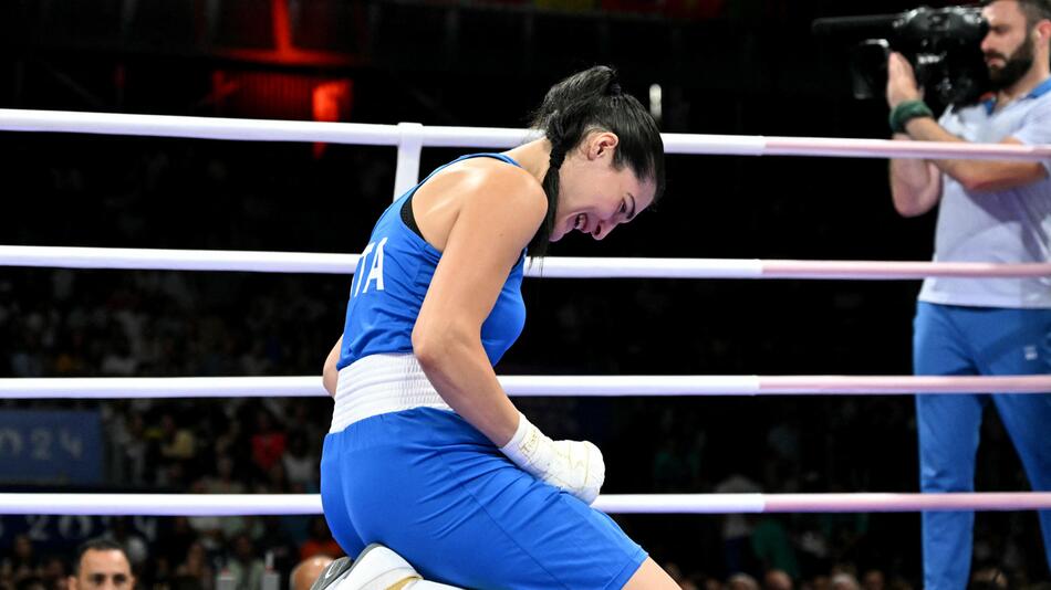 Angela Carini sitzt weinend auf dem Ringboden