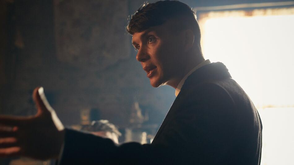 Cillian Murphy ist der große Star von "Peaky Blinders". Hilfe bekommt er als Tommy Shelby von ...