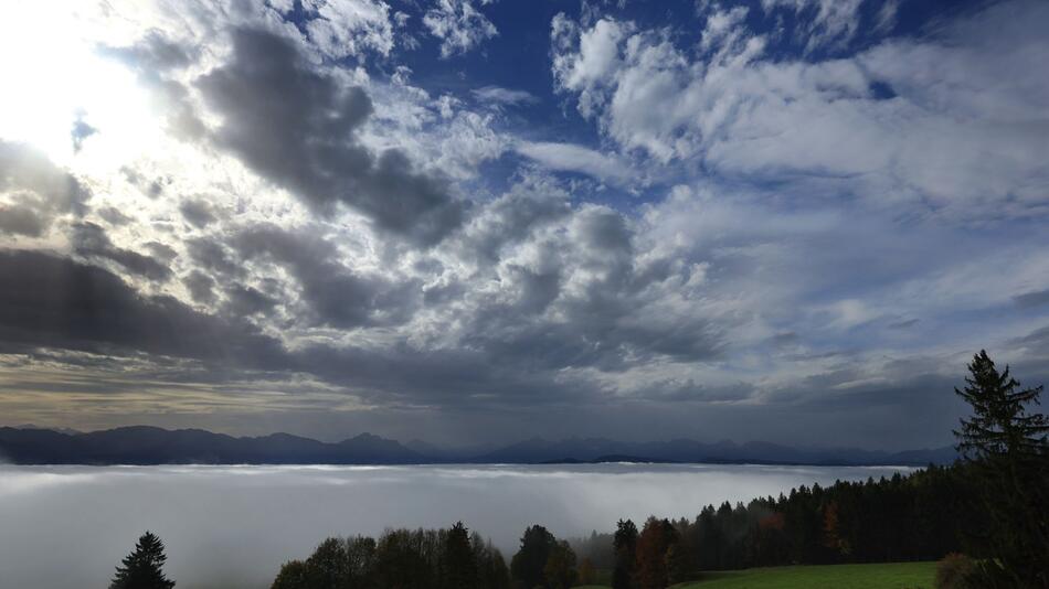 Sonne in den Bergen und Nebel im Tal - Wetter