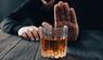 mann lehnt alkohol ab