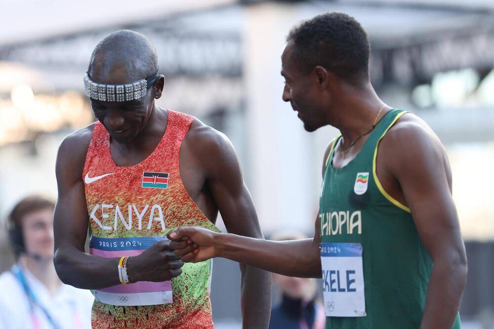 Eliud Kipchoge (l.) musste nach rund 30 Kilometern aufgeben.