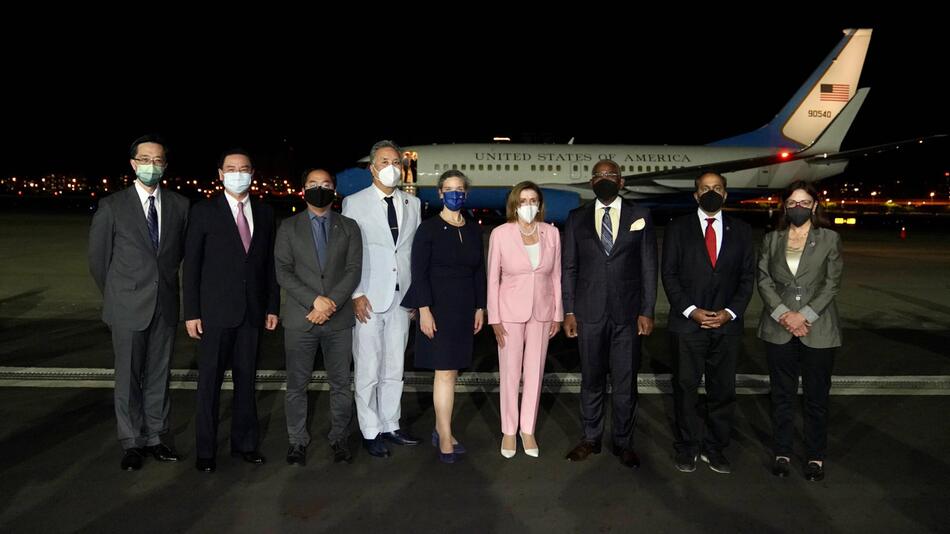 Nancy Pelosi wird am Flughafen von Taipeh von der taiwanesischen Delegation begrüßt.