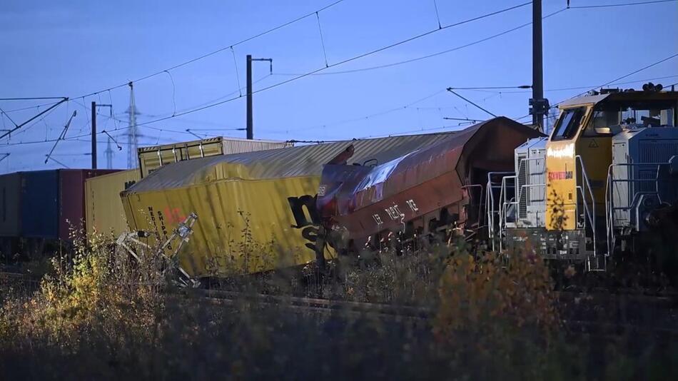 Drei Verletzte bei Güterzug-Unfall - Bahnstrecke gesperrt