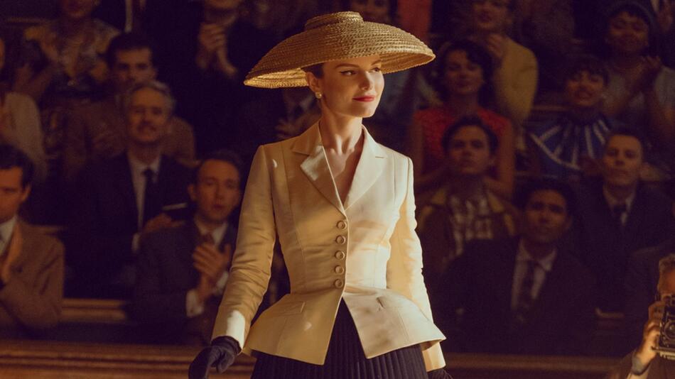 Mode-Legende Christian Dior belebt nach dem Zweiten Weltkrieg die Haute Couture in Paris erneut.