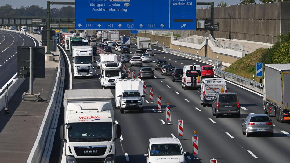 Autos und LKWs auf einer Autobahn