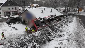 Kürten: Linienbus rutscht Böschung runter und prallt in Haus - drei Verletzte