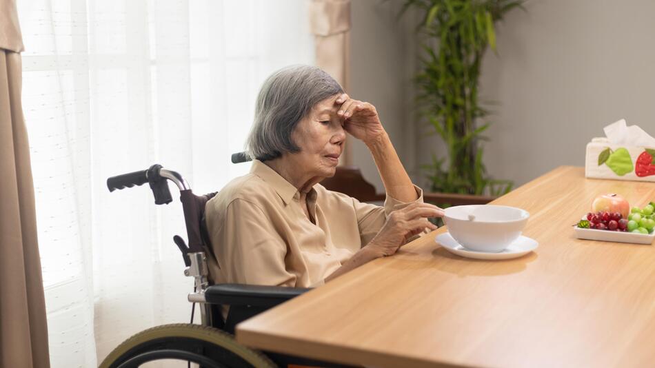 Seniorin gelangweilt Essen