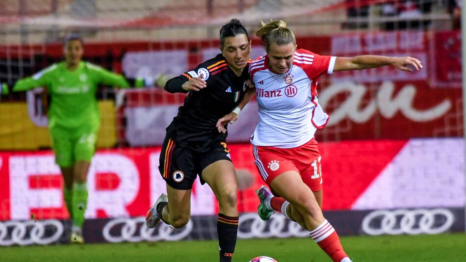 AS Roms Lucia Di Guglielmo und Klara Bühl vom FC Bayern im Zweikampf.