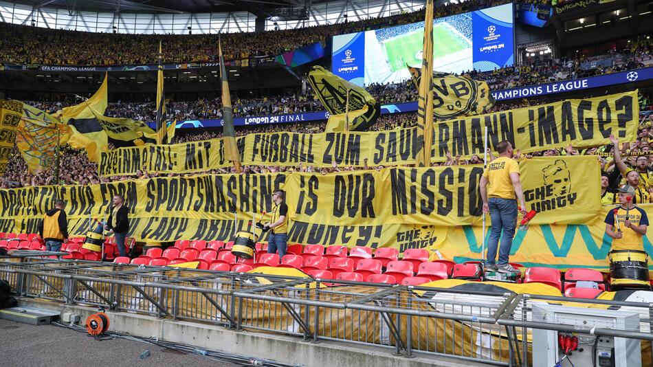 BVB Fans protestieren im Champions-League-Finale gegen Rheinmetall.