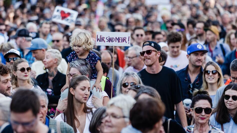 Demo gegen "Merkel muss weg!" Kundgebung