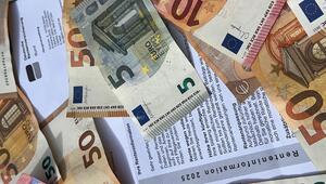 Banknoten und Rentenbescheid