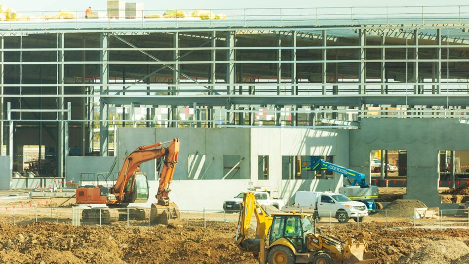 Hund wird bei einer Baustelle gerettet.