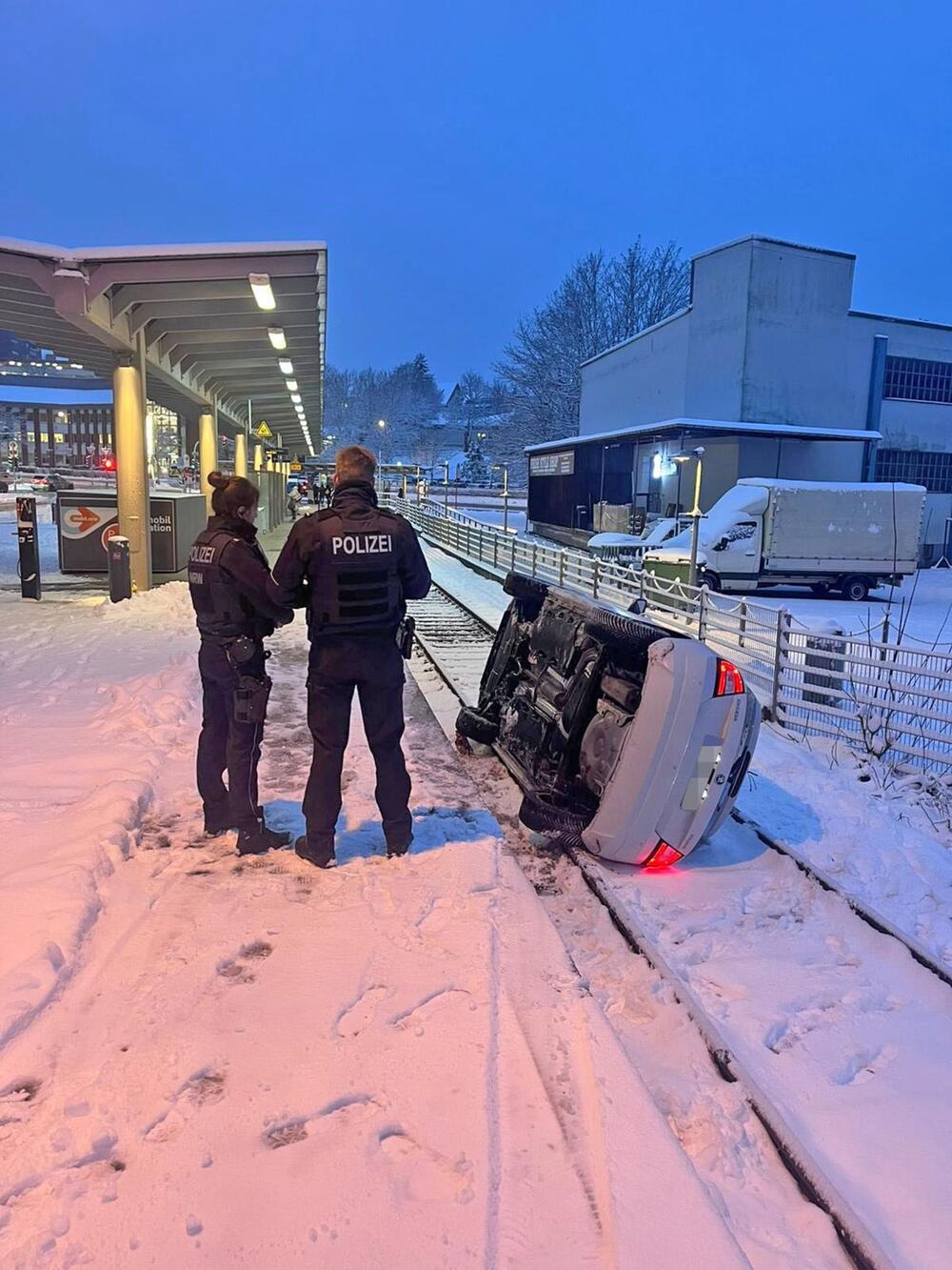 Auto stürzt bei Schnee auf Bahngleis ab