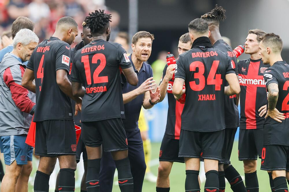 Leverkusens Cheftrainer Xabi Alonso spricht in einer Trinkpause zu seiner Mannschaft