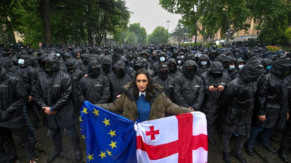 Proteste gegen umstrittenes Gesetz in Georgien