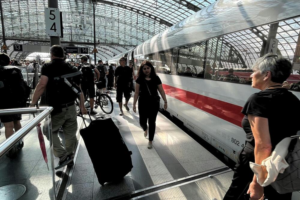 Im Berliner Hauptbahnhof hält ein Intercity-Express (ICE) auf Gleis 14. In diesem Bereich ist ...