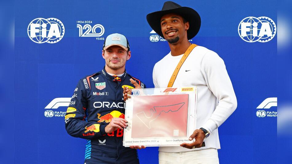 Leo Neugebauer (r.) übergibt Max Verstappen den Sprint-Qualifying-Award in Austin.