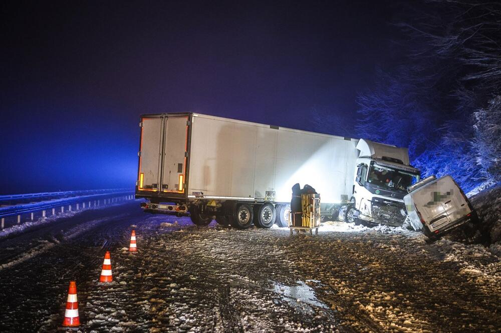 Wintereinbruch sorgt für Unfälle in Nordrhein-Westfalen