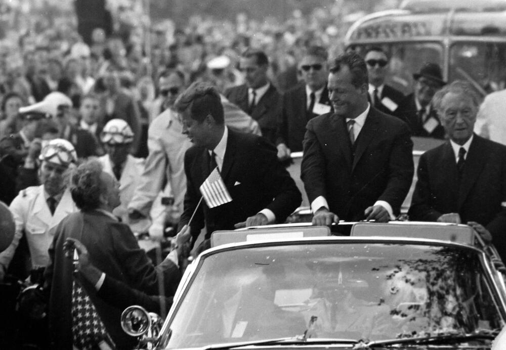Kennedy, Brandt und Adenauer im Autokorso durch Berlin.