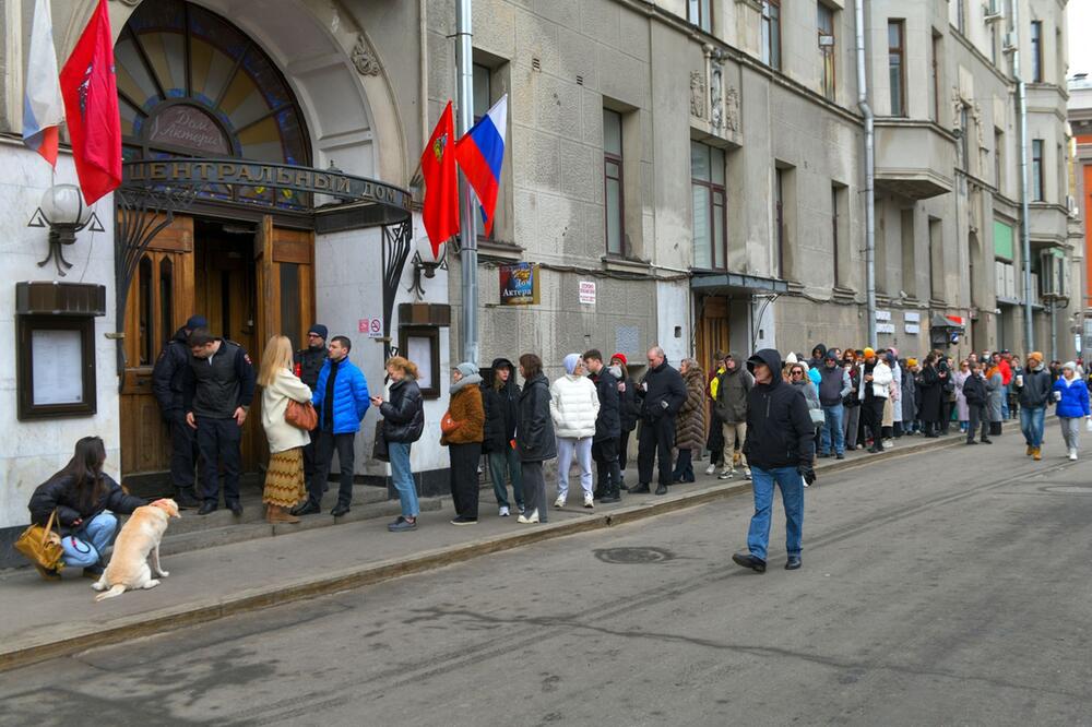 Schlange vor Wahllokal in Moskau
