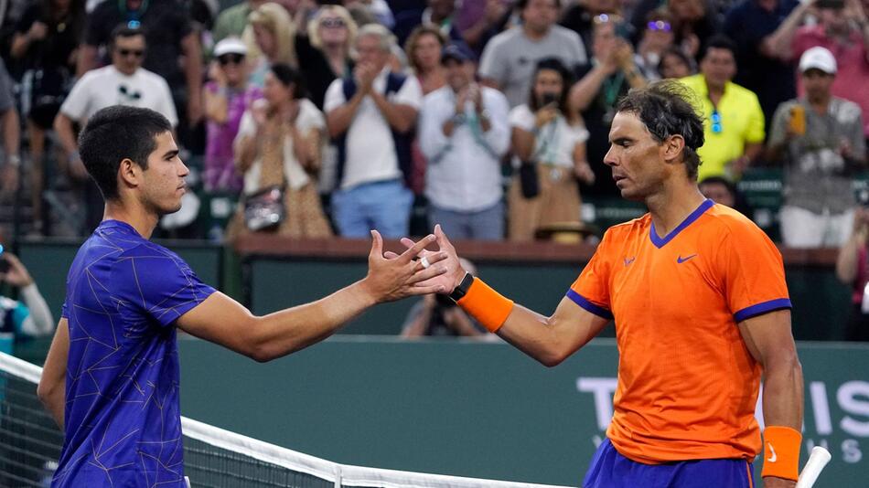 Carlos Alcaraz und Rafael Nadal treffen sich nach ihrem Match am Netz zum Abklatschen
