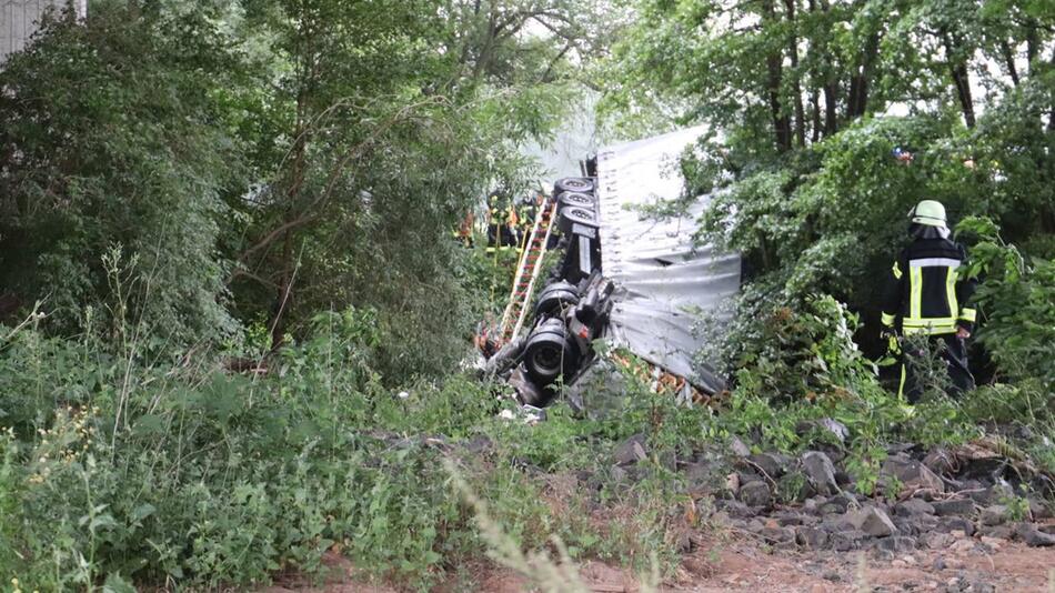 Lastwagen stürzt von Kinzigtalbrücke