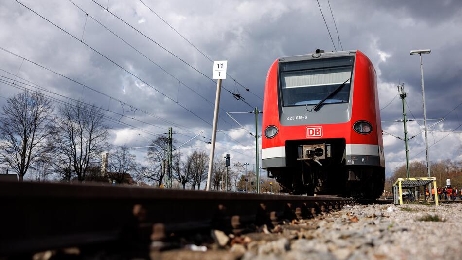 Eine S-Bahn steht im Bahnhof in Oberhaching