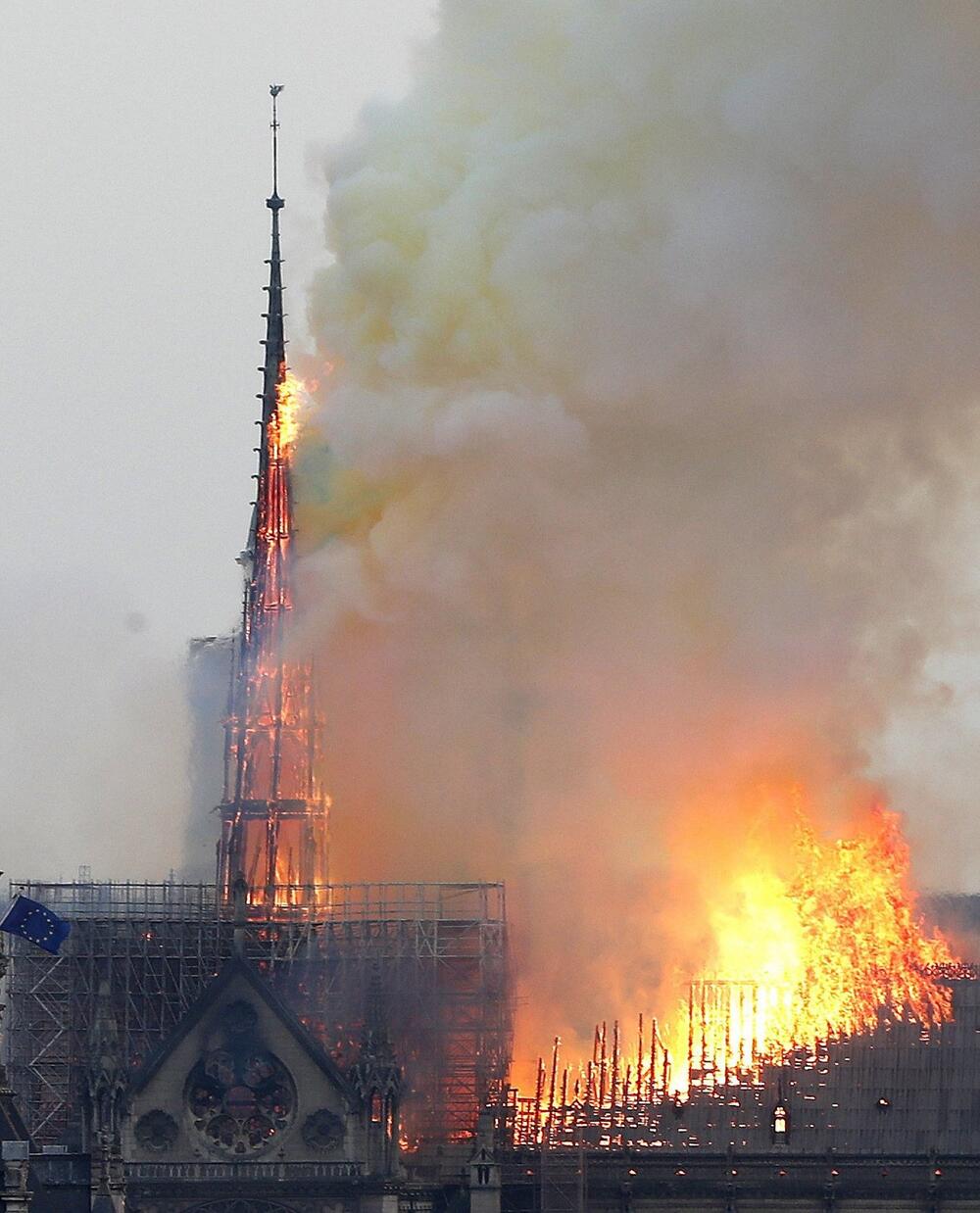 Pariser Kathedrale Notre-Dame steht in Flammen